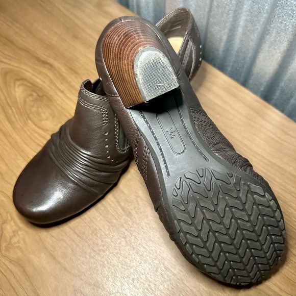 Brown Yuu Shoes size 11 - Picture 4 of 4